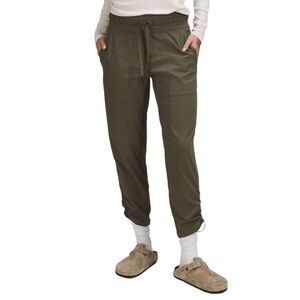 Lululemon Dance Studio Mid-Rise Cropped Pants Sz 6 Army Green